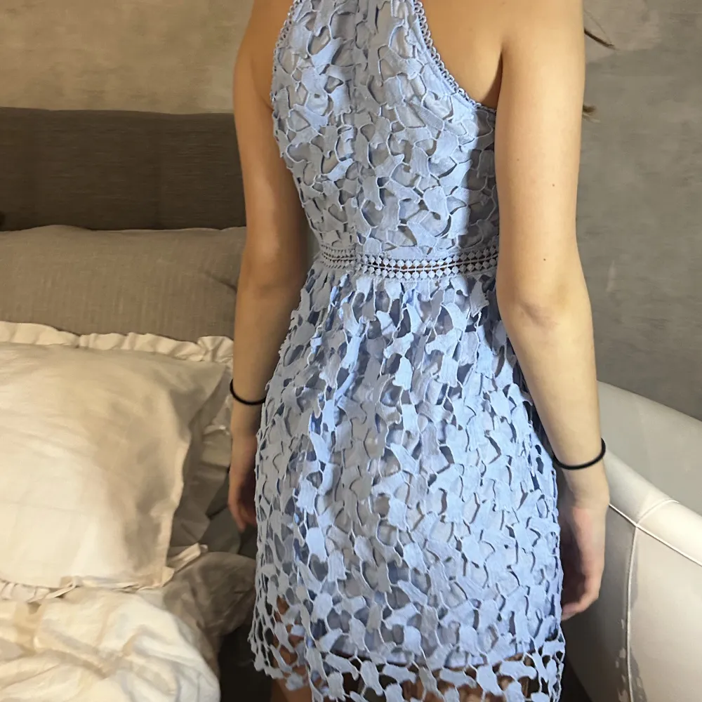 En fin blå klänning som aldrig är använd. Inga defekter. Skriv gärna till mig inmana du klickar på ”köp nu”. Det är bara att fråga om du skulle vilja ha fler bilder eller mer info om den. 💕. Klänningar.