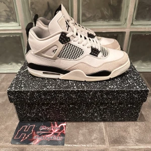 Jordan 4 Military Black - 44, all og, 8,5/10 2899kr Tveka inte på att skriva för frågor eller funderingar!😁