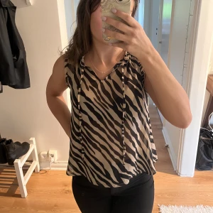 Zebra topp - Fint linne i lite genomskinligt material, perfekt till fest eller liknande. Mycket bra skick. Öppen för prisförslag. :)