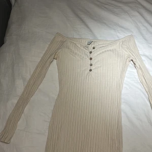 Klänning  - Klänning från Nelly i en cream vit färg storlek M 