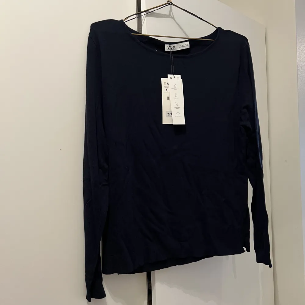 Marinblå mjuk tröja från ZARA Oanvänd med prislapp kvar. Tröjor & Koftor.