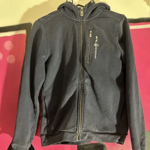 Sail Racing Hoodie - Tjena sail racing hoodie i storlek 170/XS perfekt nu till kallare tider! 🍂 billigt pris! 🎶🥳