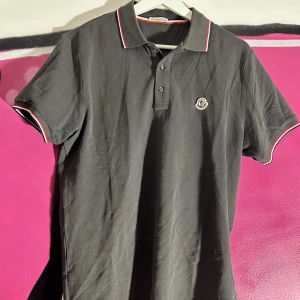 Moncler piké - Tjena moncler polo till salu. 250 är priset. Mvh william