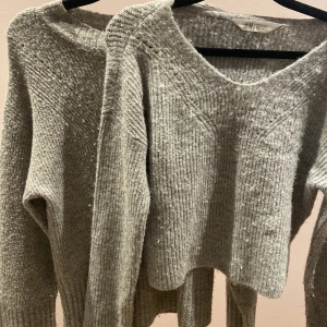 Stickat tröjor - 2 stycken jättegullig stickade tröjor!  Superfint nu till hösten och dem är jöttesköna!! 