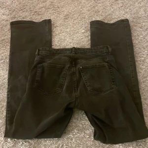 Svarta sköna bootcut jeans i stolek 34  - Svarta sköna bootcut jeans i stolek 34.☺️ Säljs för att de blivit för små för mig.  Jag är ungefär 166 cm och passar i längden. Köparen står för frakten💌
