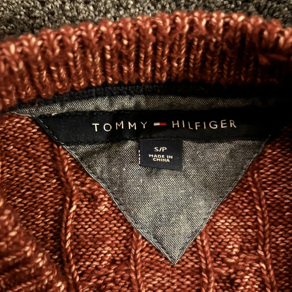 Säljer en stickad Tommy Hifiger tröja i skick 9/10. Hör av er vid några som helst funderingar så ska jag se till att svara så fort som möjligt!. Stickat.