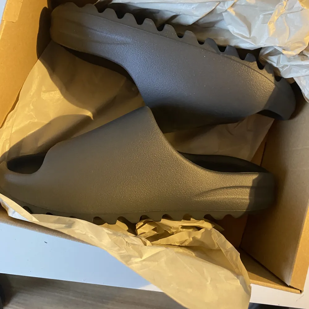 Helt nya yeezy slide granite i storlek 43. Box medföljer skorna har aldrig använts. Kvitto finns. Kan mötas upp i Stockholm eller frakt. Skor.