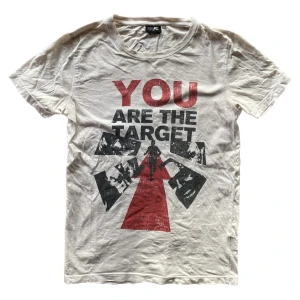 T-shirt med tryck -  T-shirt med fett coolt tryck! Strlk xs 