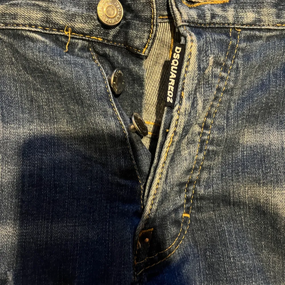 Hej säljer min d2 byxor i storlek s. Skriv till mig för mer info och bilder är öppna åxo att diskutera priser, hör av er👍👋. Jeans & Byxor.