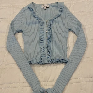 & Other Stories topp - Otroligt söt topp från and other stories! Den är lite croppad och är stretchig. Jätte skönt material. Passar både till skolan men också fin middag. Super bra skick. Nypris ca 500