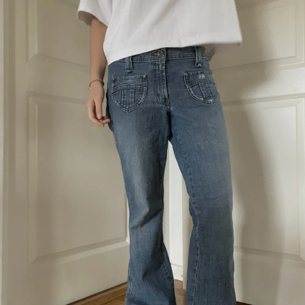 Säljer dessa jeans! Lågmidjade, detaljer, straight/Bootcut 🩵. Jeans & Byxor.
