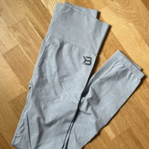 Träningstights Better Bodies - Grå Träningstights från Better Bodies Strl M Mitt pris: 200kr