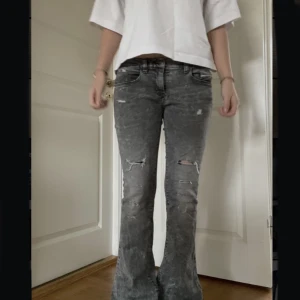 Diesel jeans - Säljer dessa jeans från diesel🩶 Grå, lågmidjade, hål, Bootcut 