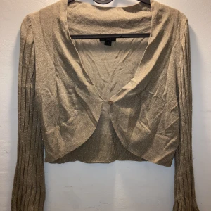Guldig bolero - Snygg bolero/ kofta som är guldglittrig och trekvartsärmad! Passar nog bäst en S eventuellt M då den sitter lite halvtajt❤️ pris kan diskuteras!