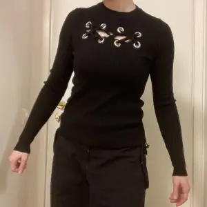 En svart långärmad tröja med snörning på bröstet 🖤 Armarna är långa! Det står inte storlek men jag gissar S-M ? Pris kan diskuteras 🙌