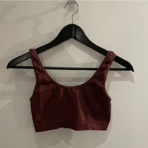 Topp från Monki  - Säljer denna lilla topp från monki. Den är super söt och går att matcha ihop med ALLT 