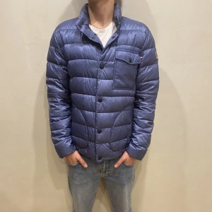 Moncler Jacka  - Hej! Säljer nu min Jacka från märket Moncler storlek M/L i fint skick. Modellen på bilden är 180cm lång och väger 80kg. Tveka inte på att höra av dig om du har några frågor eller funderingar kring varan!
