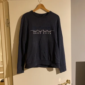 Hugo Boss tröja  - En riktigt skön Hugo Boss tröja. Tröjan är i fint skick. Nypris 1499:-