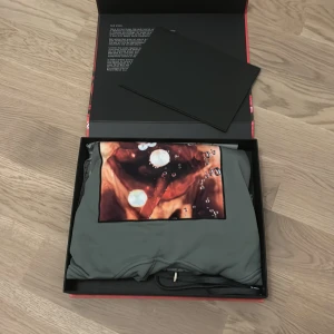 Limitato hoodie  - Använd endast 1 gång och har legat i garderoben sen jag köpte den. Låda ingår. Storlek M