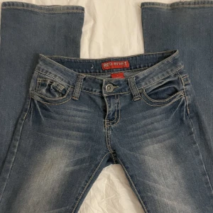 Lågmidjade jeans - Midja: ca 36 cm, men är stretchigt material💕 Innerben: ca 75 cm💗 Är 163 för referens. Pris kan diskuteras 