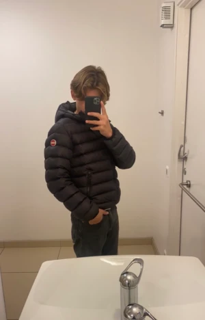Colmar vinter jacka  - Hej. Jag säljer min colmar vinter jacka på grund av att jag köpte den för ett tag sedan men nu när jag börja använda den så har den blivit för liten. Inga skador 10/10 skick. Pris kan diskuteras.