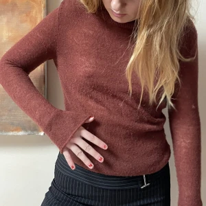 Stickad tunn tröja - Köpt på weekday, aldrig använd 🧡 Orättvis färg på bild men den är roströd 🤓🧡