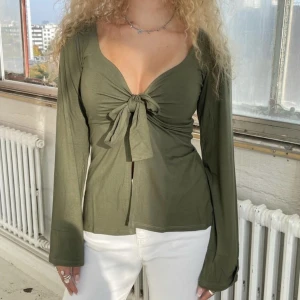 Maddy tröja - säljer den superkännda Designed by si tröjan i grön ❤️Säljer för att den lite för liten o får ingen använgdning av den, top skick + endast använd ca 3/4 gånger. Bilder från hemsidan, men egna bilder kan skickas ❤️nypris = 600 kr, mitt pris = 350 kr