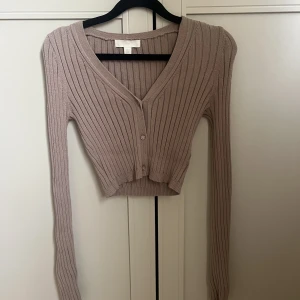 Kofta/topp - Beige/ brun topp som man kan ha som kofta! Lite croppad! 