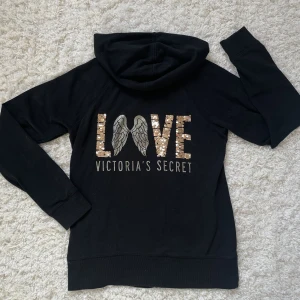 Victoria’s Secret pink kofta  - Victoria’s Secret kofta i bra skick, säljer även matchande yogapants.