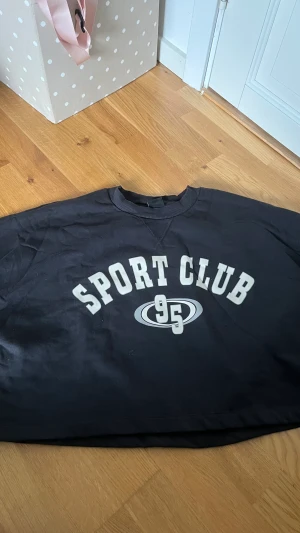 Ginatricot cropped sweatshirt - En svart/mörk grå croppad mjuk sweatshirt från ginatricot i storlek M perfekt för de som är storlek S och vill ha den lite extra gosig och ”oversized”