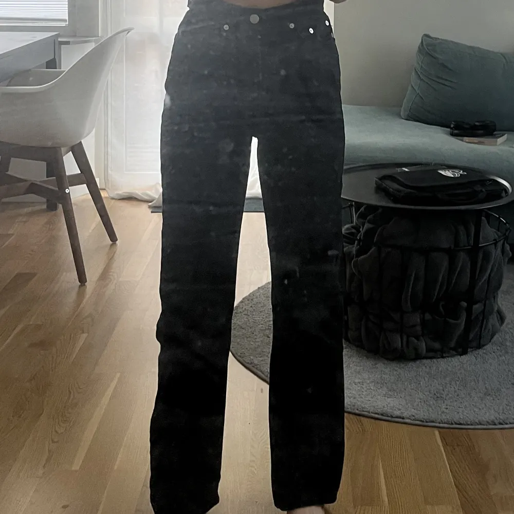 svarta jeans från Weekdays!  W 24 L 30 . Jeans & Byxor.