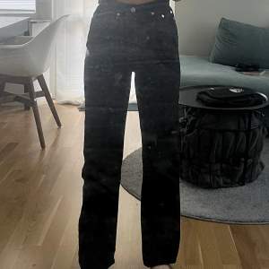svarta jeans från Weekdays!  W 24 L 30 