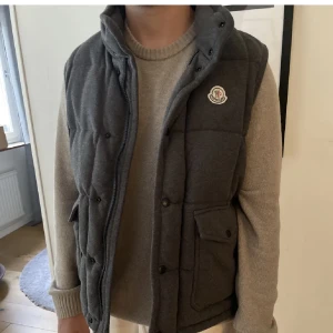 Moncler väst - Tja! Säljer denna sjukt grischiga och feta moncler väst, de är en gammalmodell | Storlek L men sitter M | Äkthetsbevis+ orderbekräftelse finns även! | Skick 9/10 ~ inga flaws | vid fler frågor skriv på dm, pris kan alltid diskuteras | 