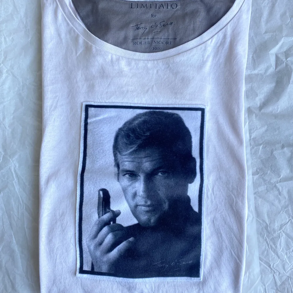 Säljer nu denna feta James Bond Limitato T-shirten som passar perfekt under en zip eller liknande nu till vintern! Nypris: ca 2000. Mitt pris: 499. Skriv vid minsta fråga eller fundering! 📦. T-shirts.