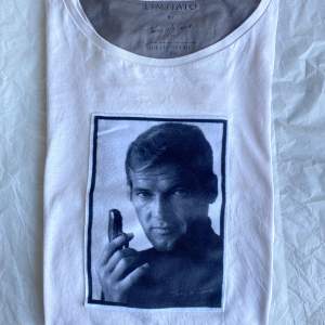 Säljer nu denna feta James Bond Limitato T-shirten som passar perfekt under en zip eller liknande nu till vintern! Nypris: ca 2000. Mitt pris: 499. Skriv vid minsta fråga eller fundering! 📦