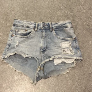 Ljus blå booty shorts - Bra skick, dock ganska använda men inte på ett bra tag