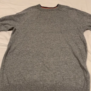 Grå stickad tröja  - Jätte snygg stickad tröja 