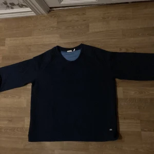 Tröja  - Mörkblå tröja storlek L Skriv om du vill ha mer bilder