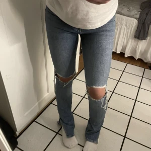 Zara jeans  - Så fina jeans från zara! De har slits längst ner.Toppen skick! Nypris 499kr. Mitt pris 75kr💞🌟💞🌟 GRATIS FRAKT!! 💞💞💕💕 