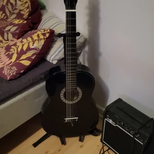 Gitarr gear4music - Man får gitarr och födral till gitarren. Nya strängar på:)  Kan få super billigit vid snabb affär:)