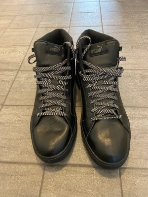 Fodrade PUMA sneakers  - Fina och lätt fodrade sneakers storlek 45. Använda en gång. 