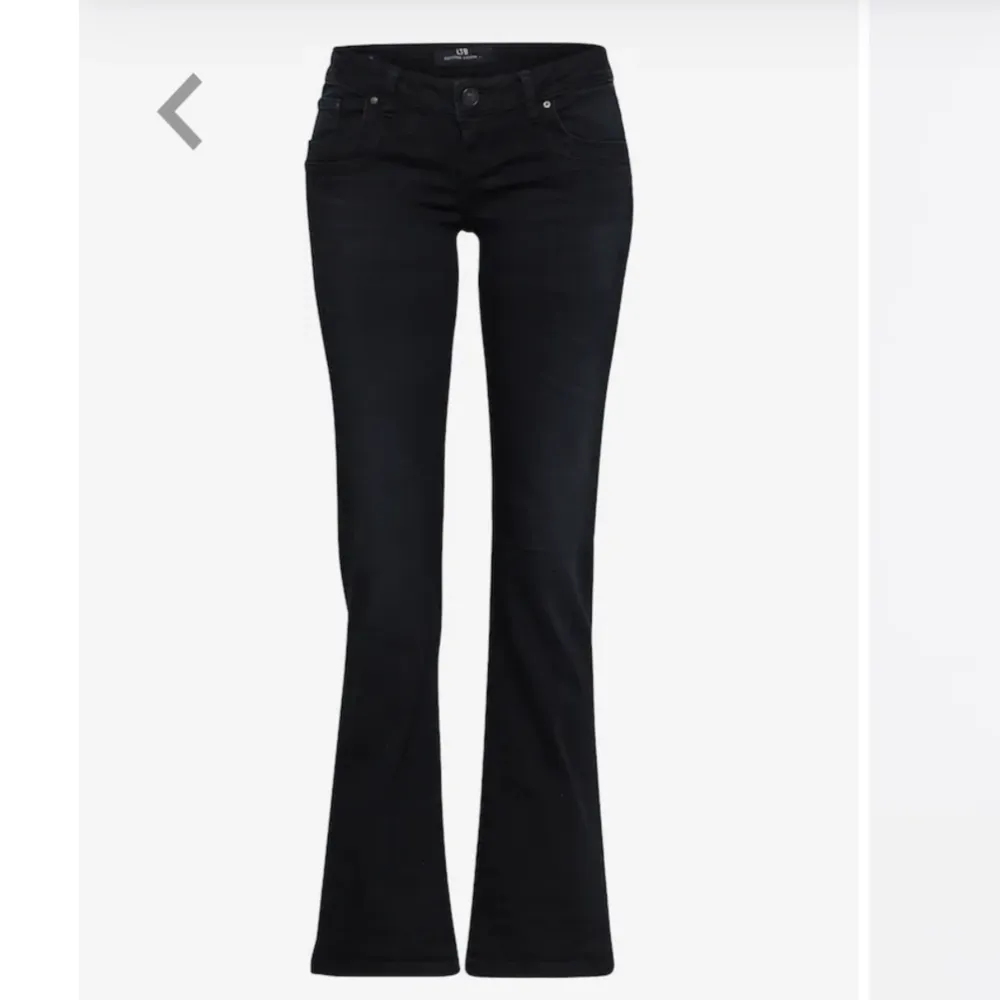Jag har ett par svarta ltb valerie bootcut jeans i storlek 25/34 jag skulle kunna byta mot ett par andra ltb jeans i valerie modellen i storlek 24/34💕Skriv om du kan tänka dig byta eller vill ha fler bilder. Jeans & Byxor.