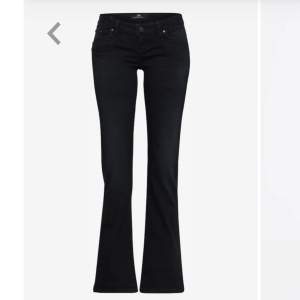 Jag har ett par svarta ltb valerie bootcut jeans i storlek 25/34 jag skulle kunna byta mot ett par andra ltb jeans i valerie modellen i storlek 24/34💕Skriv om du kan tänka dig byta eller vill ha fler bilder