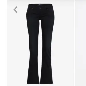 Jag har ett par svarta ltb valerie bootcut jeans i storlek 25/34 jag skulle kunna byta mot ett par andra ltb jeans i valerie modellen i storlek 24/34💕Skriv om du kan tänka dig byta eller vill ha fler bilder