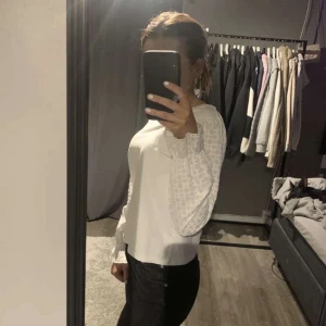 Vit tröja  - Hjälper en kompis att sälja! Aldrig använd nypris 500 den har inga fläckar eller nånting