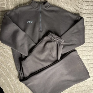 Venderbys set grå - Venderbys set i grå med ljusblå logga. Setet är i fint skick. Köparen står för frakten, går annars att mötas upp i Västerås.