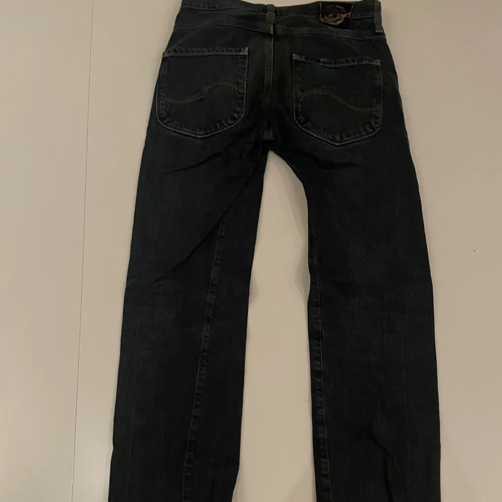 Mörk mörkblå jeans från Lee💕Skulle uppskatta att storleken är M. Skriv gärna vid frågor och fler bilder✨. Jeans & Byxor.