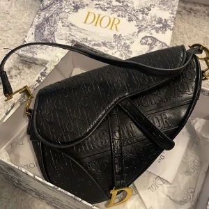 Dior väska  - Dior väska som är köpt från Paris för 15.000. I bra skick och älvans ett par gånger 