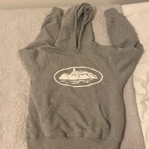 Corteiz Hoodie  - Grå corteiz hoodie i nyttskick, Sjukt fint och tjock o bekväm med perfekt sittform , helt nytt passar  storlek  S .      Priset kan diskuteras//