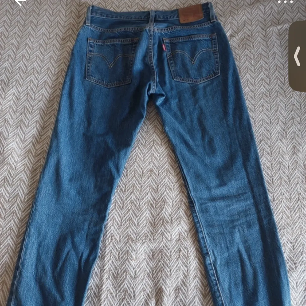 Snygga Levis jeans i perfekt skick! Men som säljer dem då dem är för små ❤️. Jeans & Byxor.